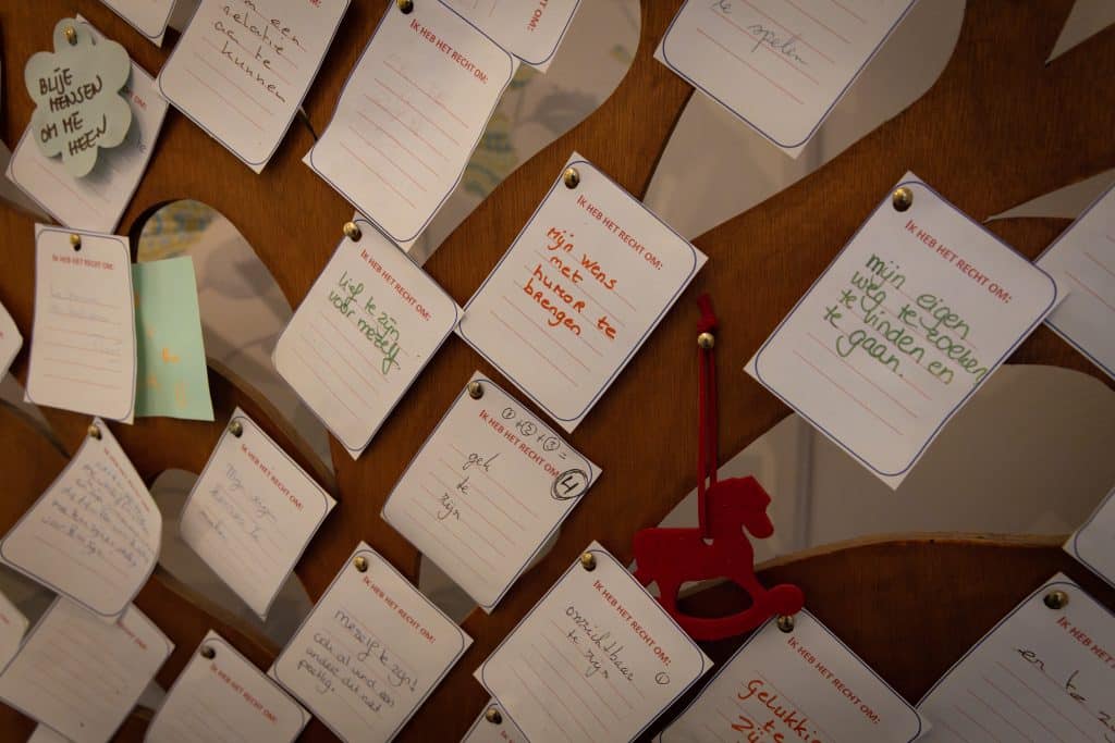 Prikbord met kaartjes met persoonlijke wensen.