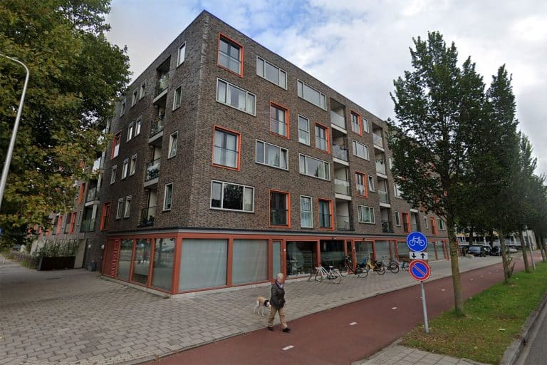 Streetview van gebouw, stoep en fietspad