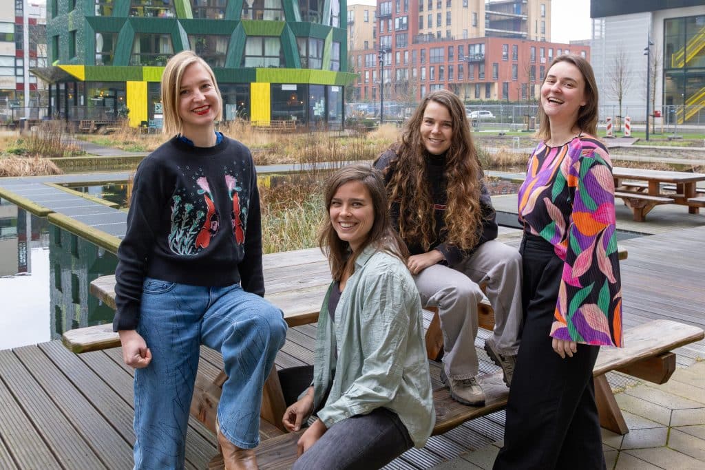 team Schakel-om - vier meiden bij picknicktafel