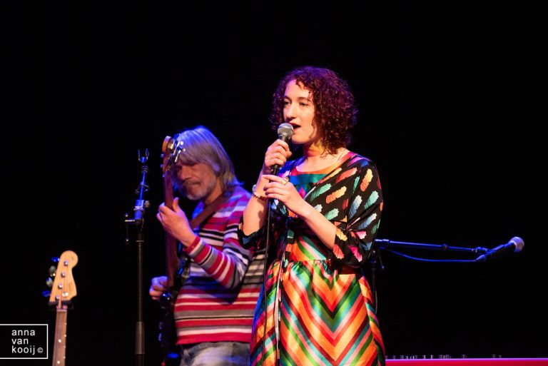 Foto van Anna tijdens optreden van Tune In