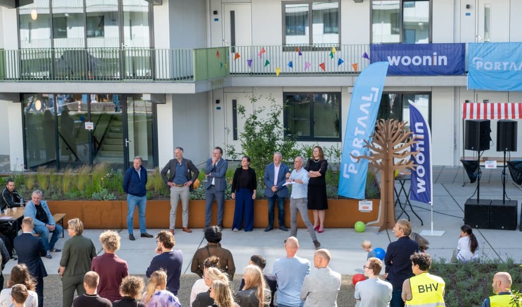 Mensen die feest vieren bij project BUUR