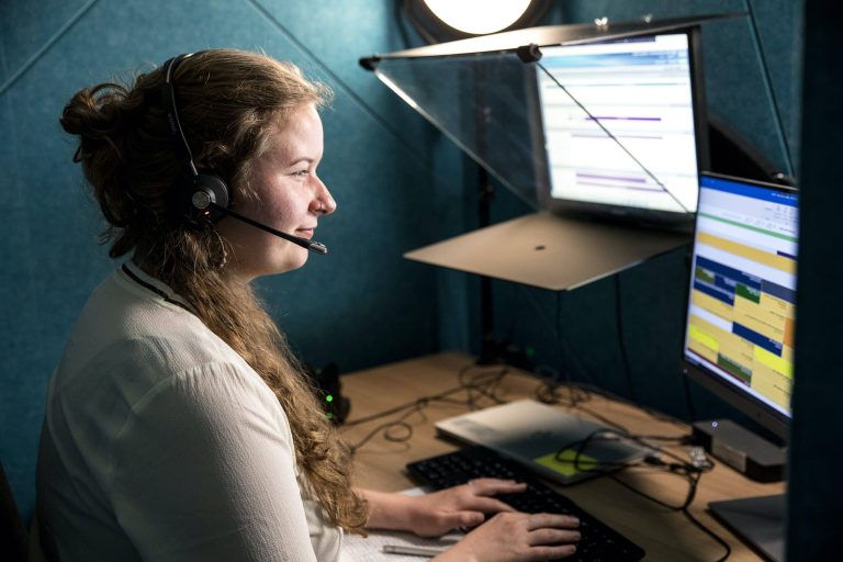 Foto van vrouw achter een pc.