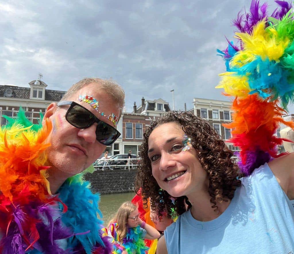 Twee personen staan op de boot tijdens de canalpride utrecht.
