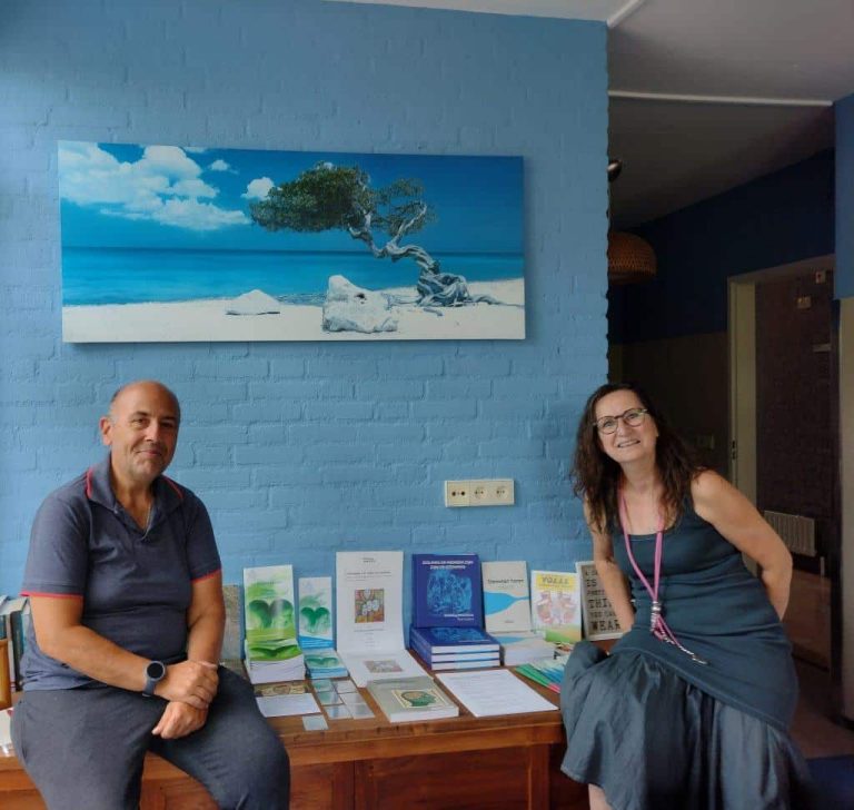 twee personen bij Steunpunt Stemmen Horen