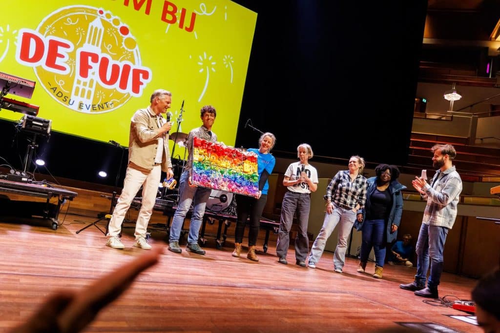 Barry Atsma reikt een award uit tijdens de FUIF