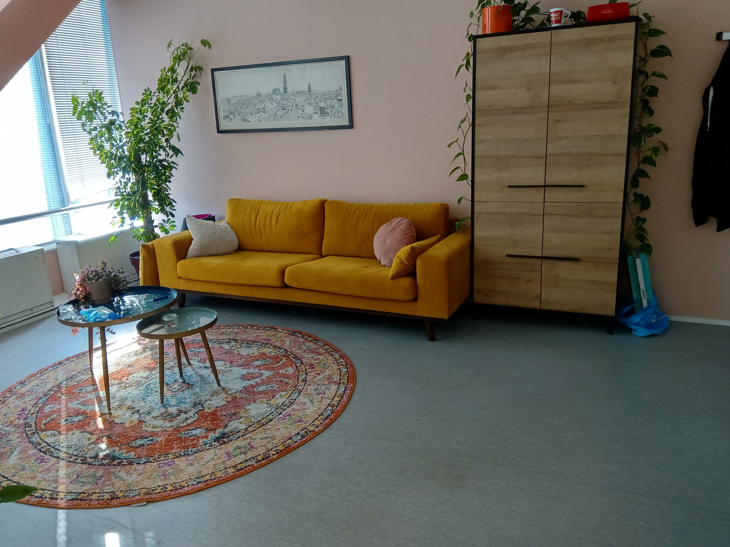 Licht interieur met gele bank en planten