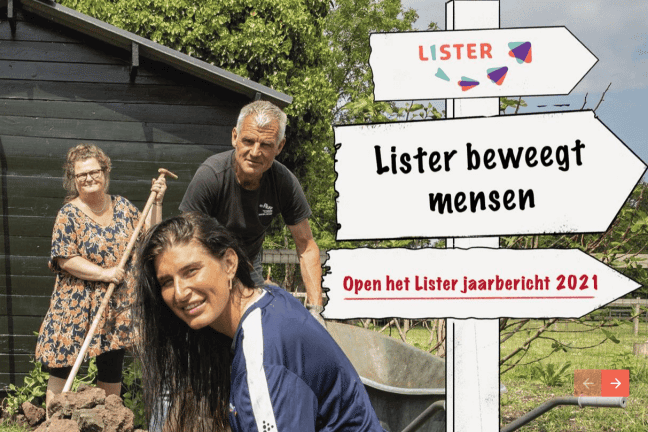 Er staan twee vrouwen en een man. Ze kijken allemaal rechtstreeks de camera in terwijl ze in de moestuin bezig zijn. Aan de rechterkant staat een bord met de tekst: Lister beweegt mensen