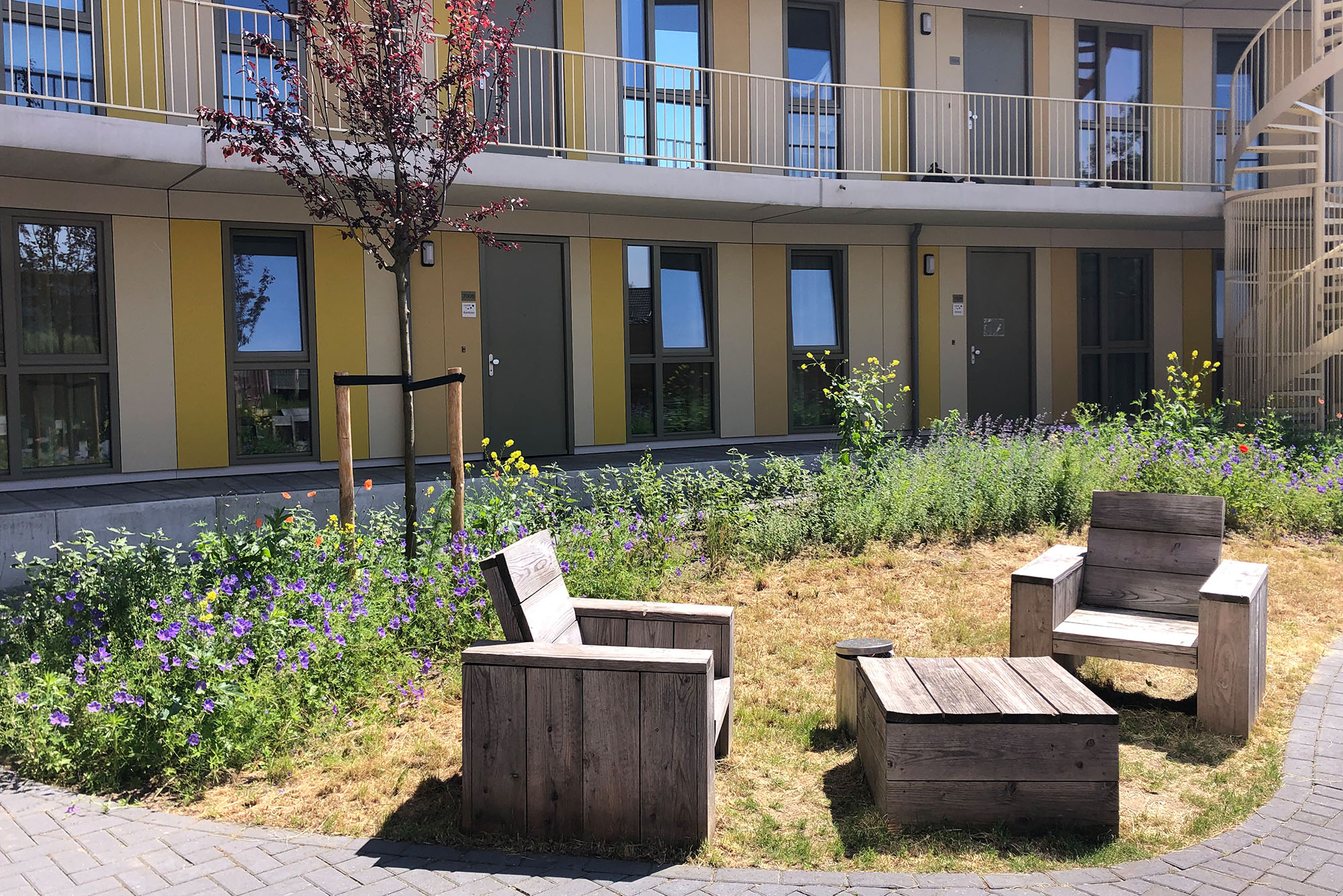 Lister Romulus - Bankjes binnentuin