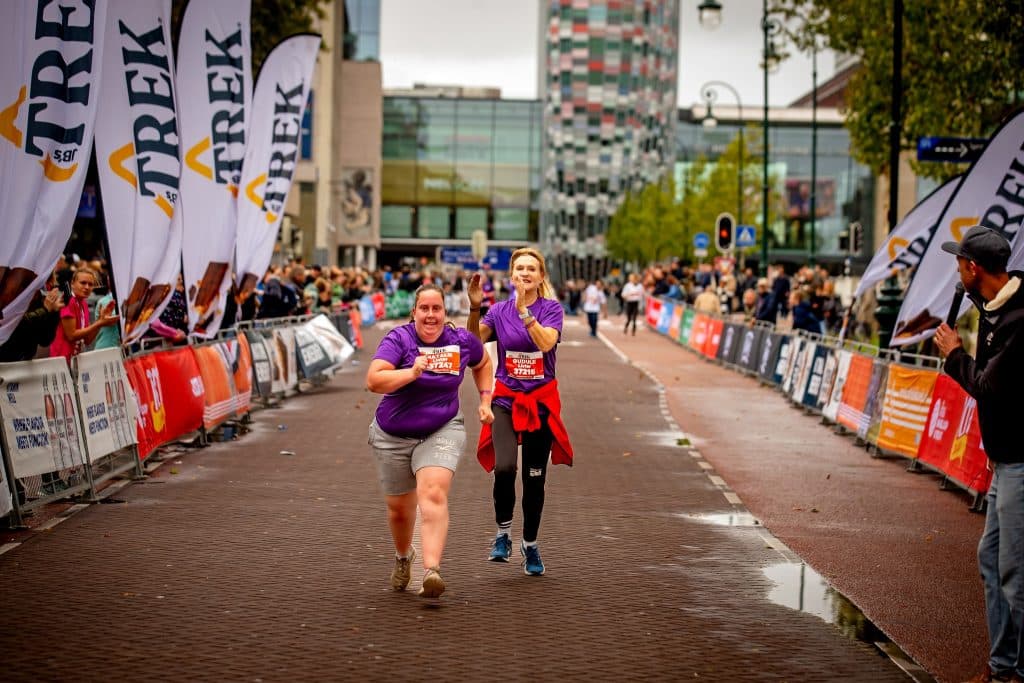 groep Lister-deelnemers lopen de Singelloop Utrecht