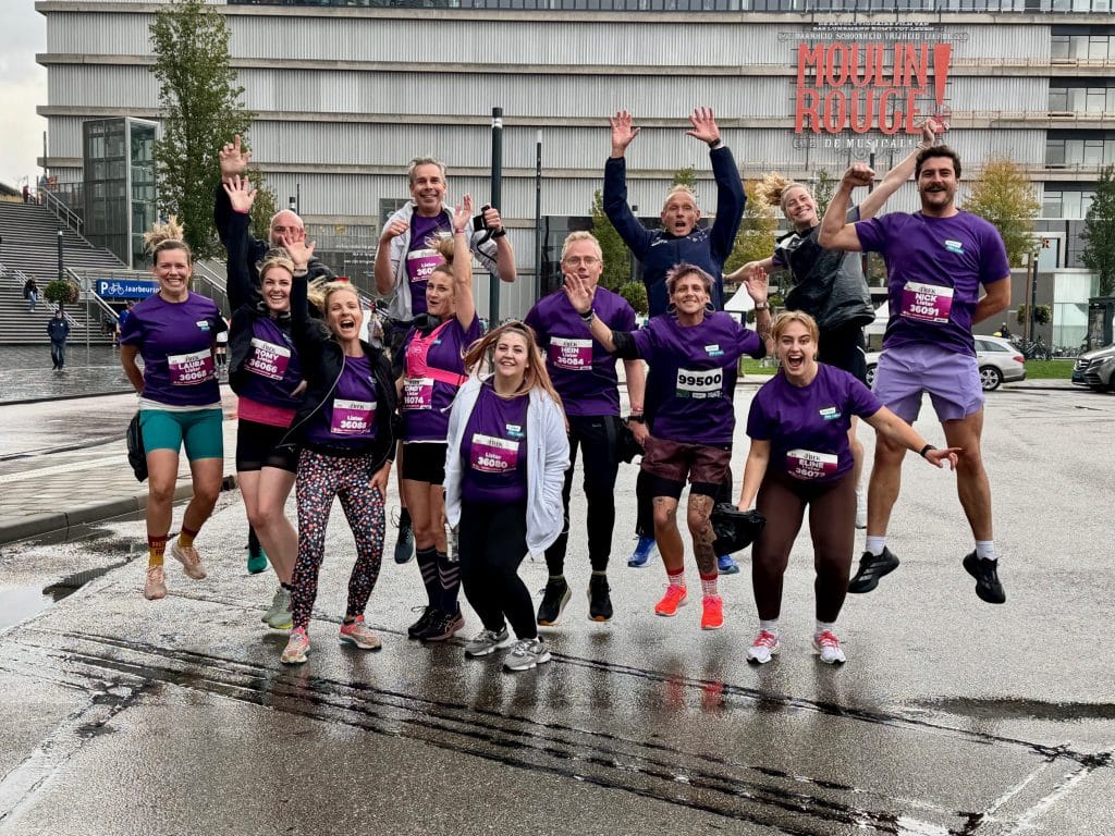 groep Lister-deelnemers aan de Singelloop Utrecht enthousiast op even groepsfoto