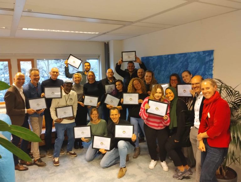 Groep mensen met een certificaten in de handen