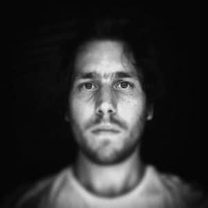 Portretfoto in zwart-wit.