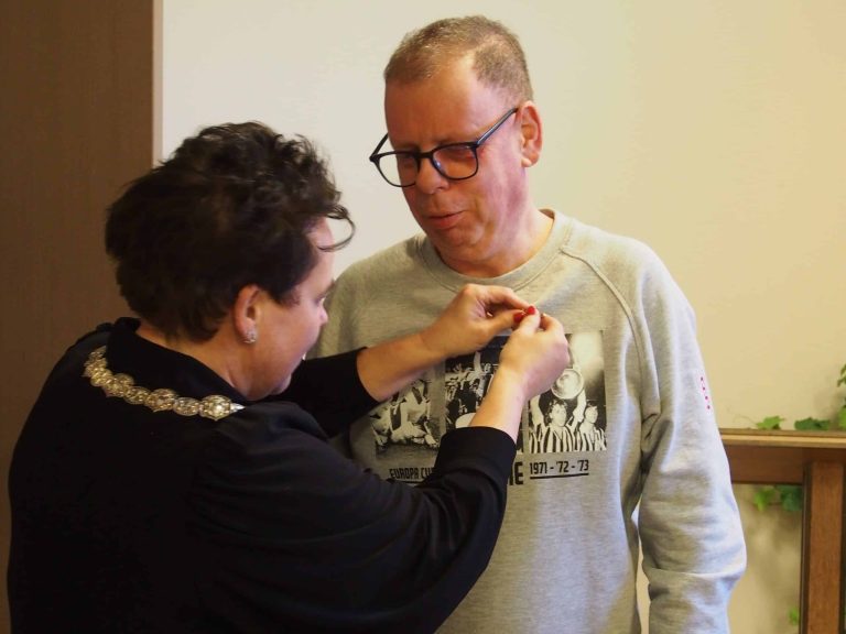 michel de kleijn krijgt de gouden domtoren van burgemeester dijksma