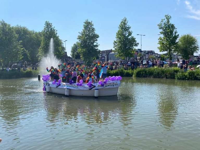 Foto van een pride boot van Lister van de optocht van 2023.