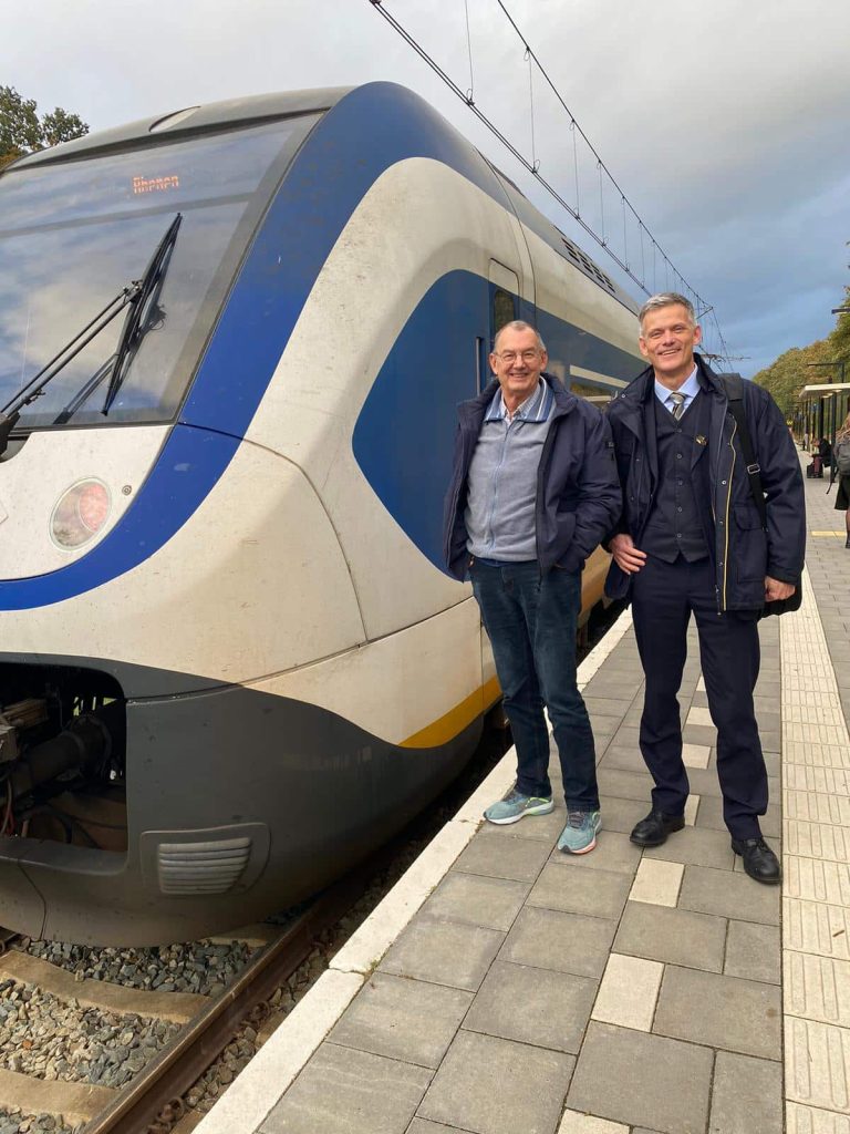 Rob en Dolf op het perron bij de trein