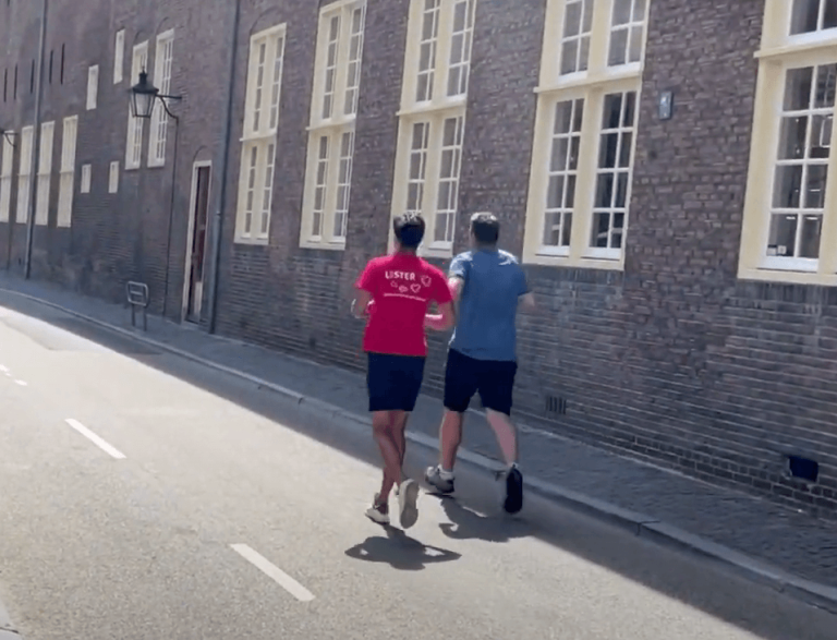 Foto van twee personen tijdens het hardlopen. Een van hen draagt een Lister shirt.