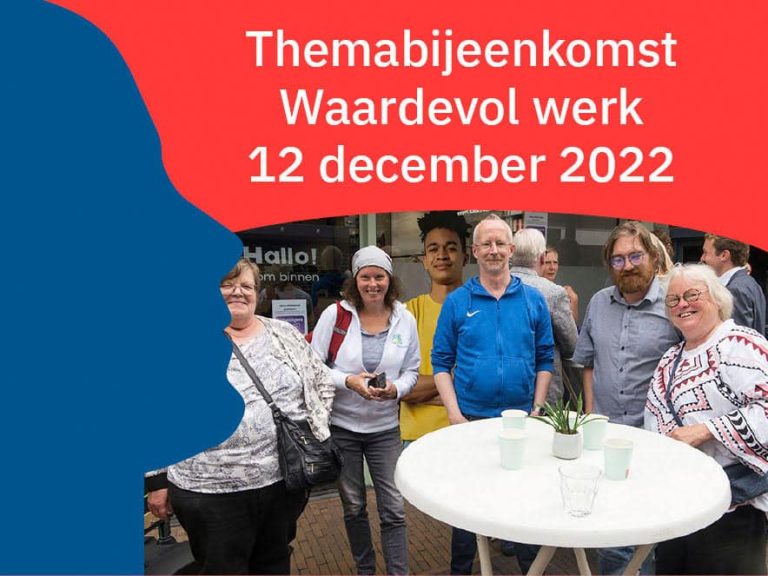 Foto van vijf mensen staan om een ronde sta-tafel. Ze zijn op een bijeenkomst. Op de achtergrond zijn banners te zien en staan andere mensen met elkaar te praten. Tekst erboven: Themabijeenkomst Waardevol Werk 12 december 2022.