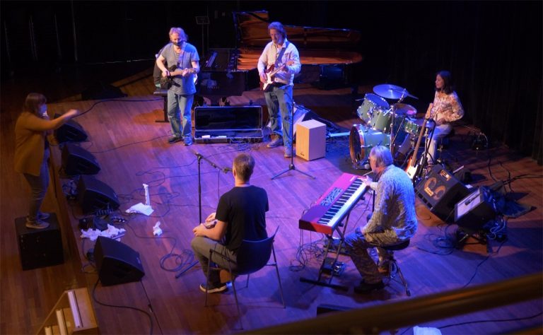 Tune in deelnemers op het podium