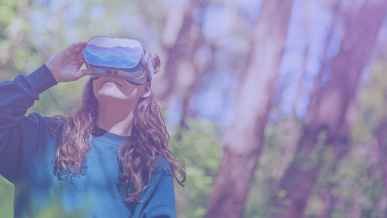 Een vrouw heeft een VR-bril op