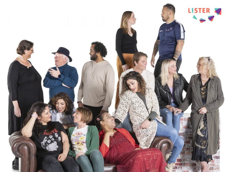 Groep mensen van Lister die met elkaar in gesprek zijn.