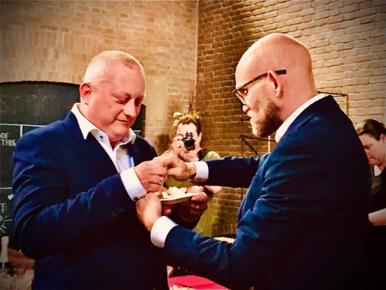 Trouwfoto van Dennis en Ronald, twee mannen in pak.