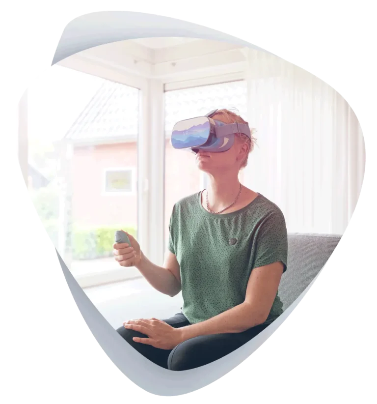 Foto van persoon die VR-bril gebruikt.