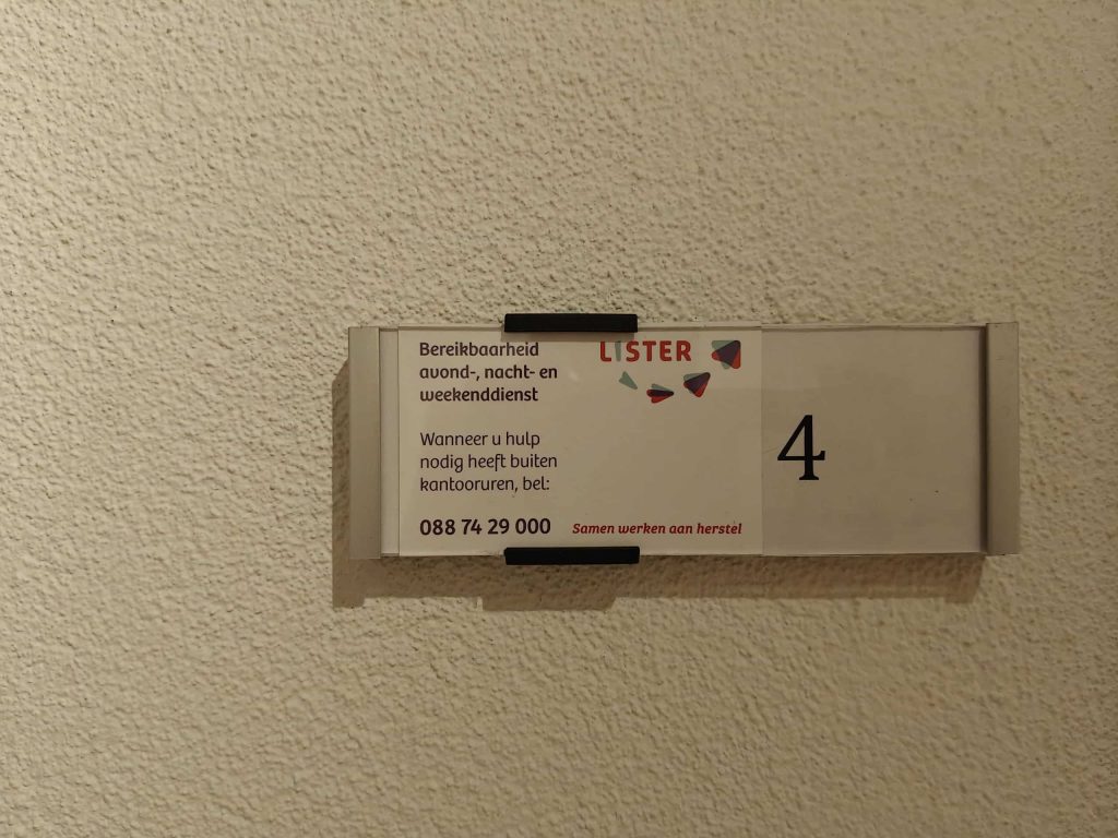 deurbordje met bereikbaarheid en telefoonnummer erop