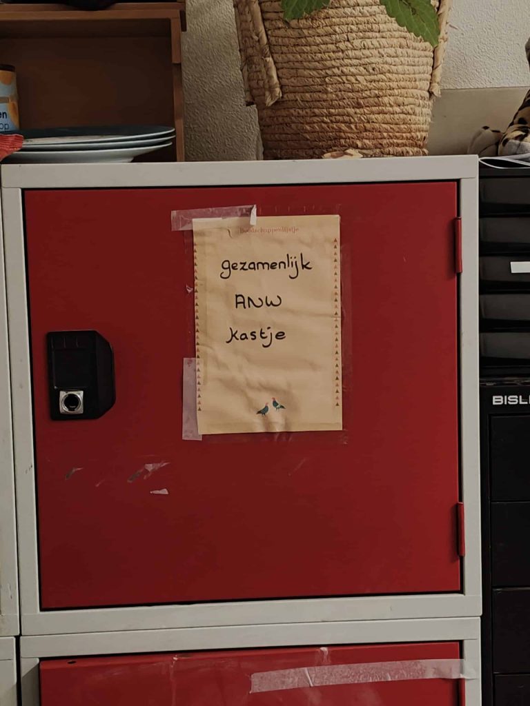 rood kastje waarop staat 'Gezamenlijk ANW kastje'