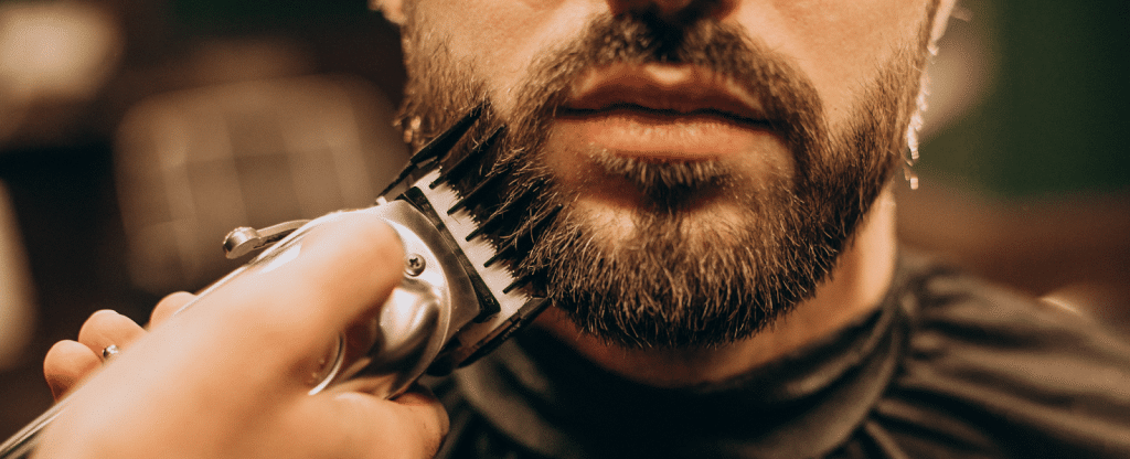 Foto van baard met scheerapparaat erin