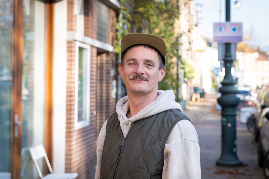 man me pet en trui die op de cover van het relatieblad staat