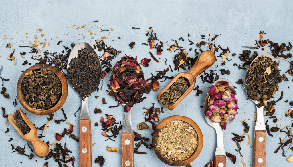 Verzameling van lepels met verschillende kruiden erin