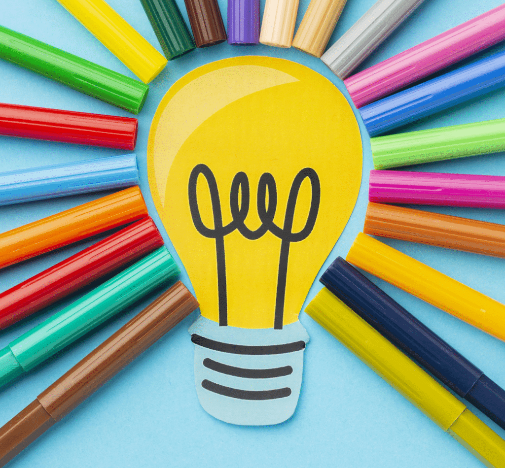 Tekening van gloeilamp met potloden in alle kleuren eromheen