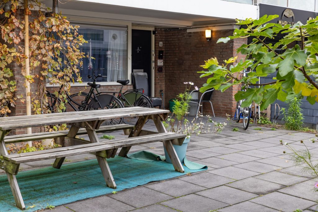 picknicktafel buiten bij Daar-Na