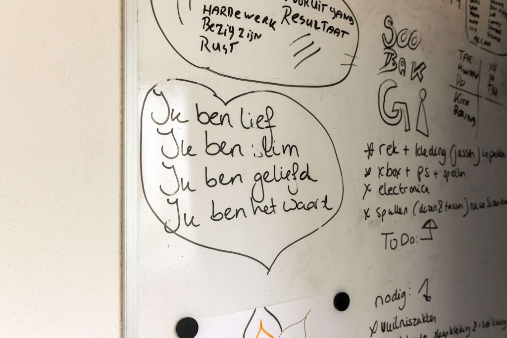 whiteboard met allerlei teksten erop o.a. 'Ik ben lief, ik ben slim, ik ben geliefd, ik ben het waard'