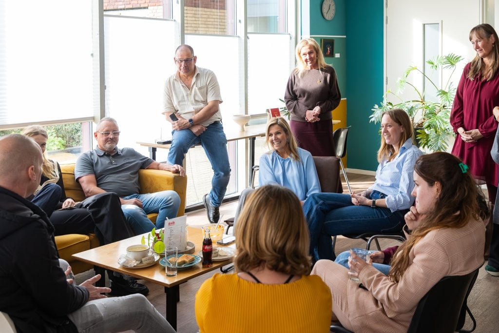 Maxima gezellig in gesprek met mensen bij Enik