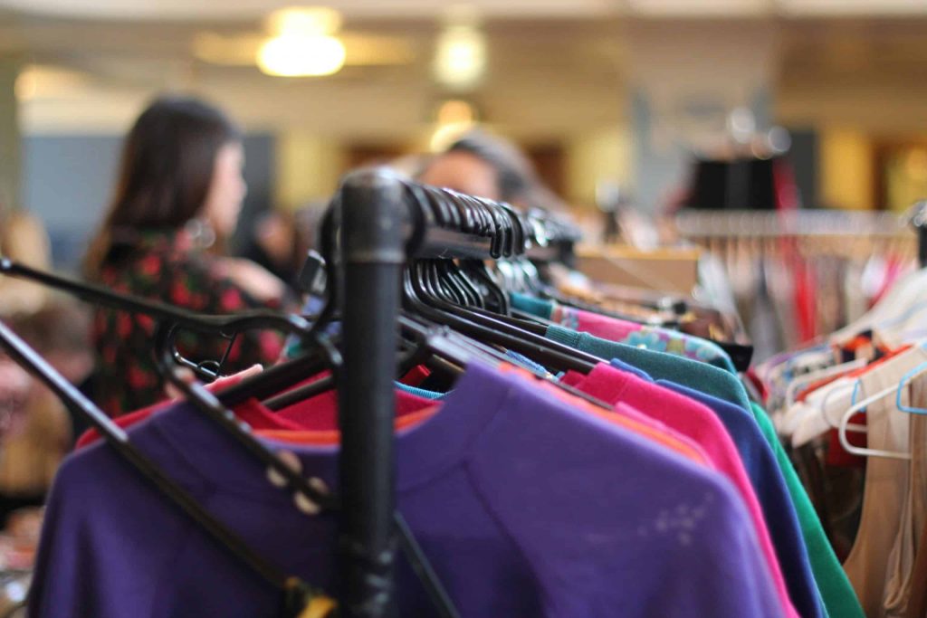 foto van vol kledingrek