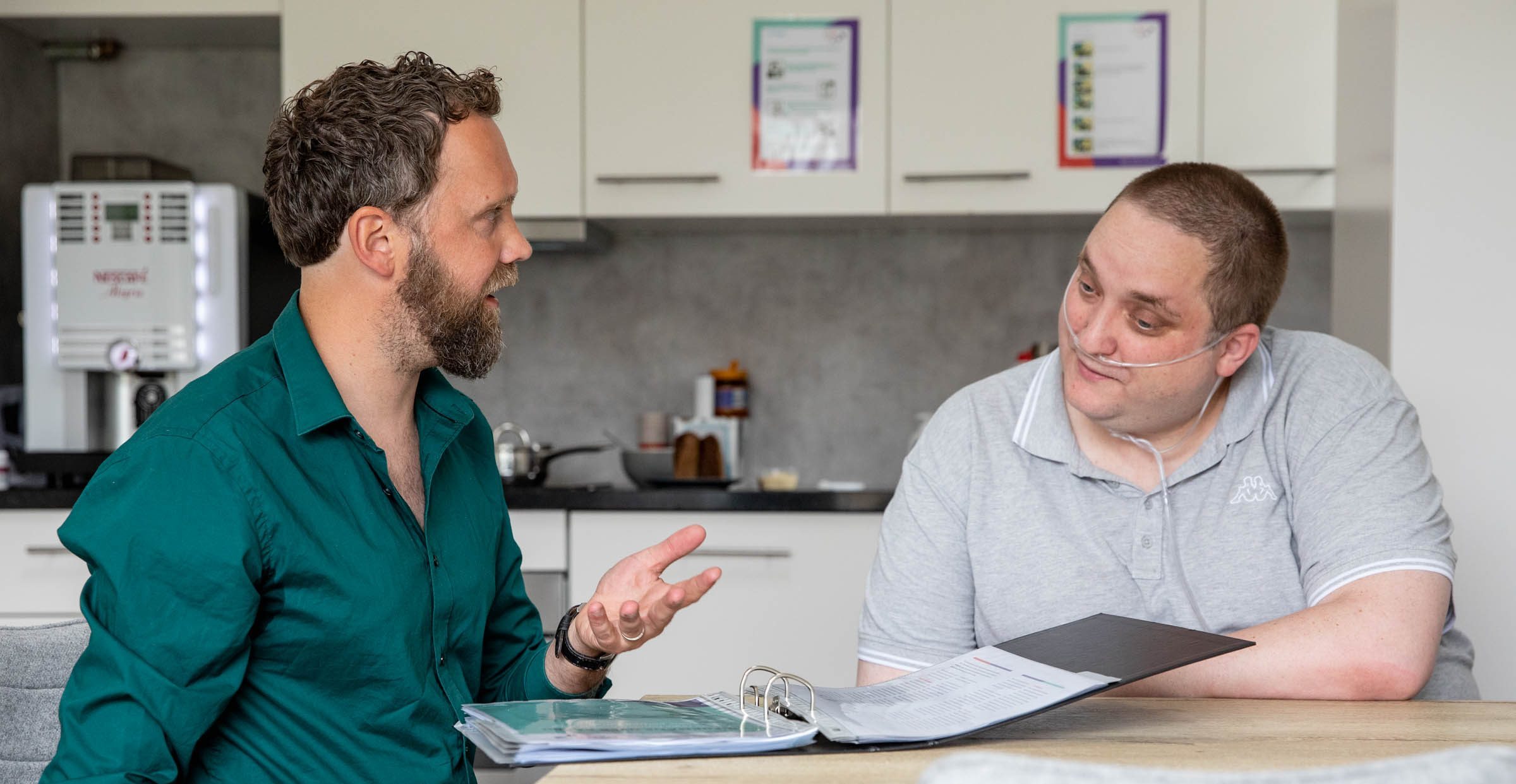 twee mannen zijn in gesprek over de administratie