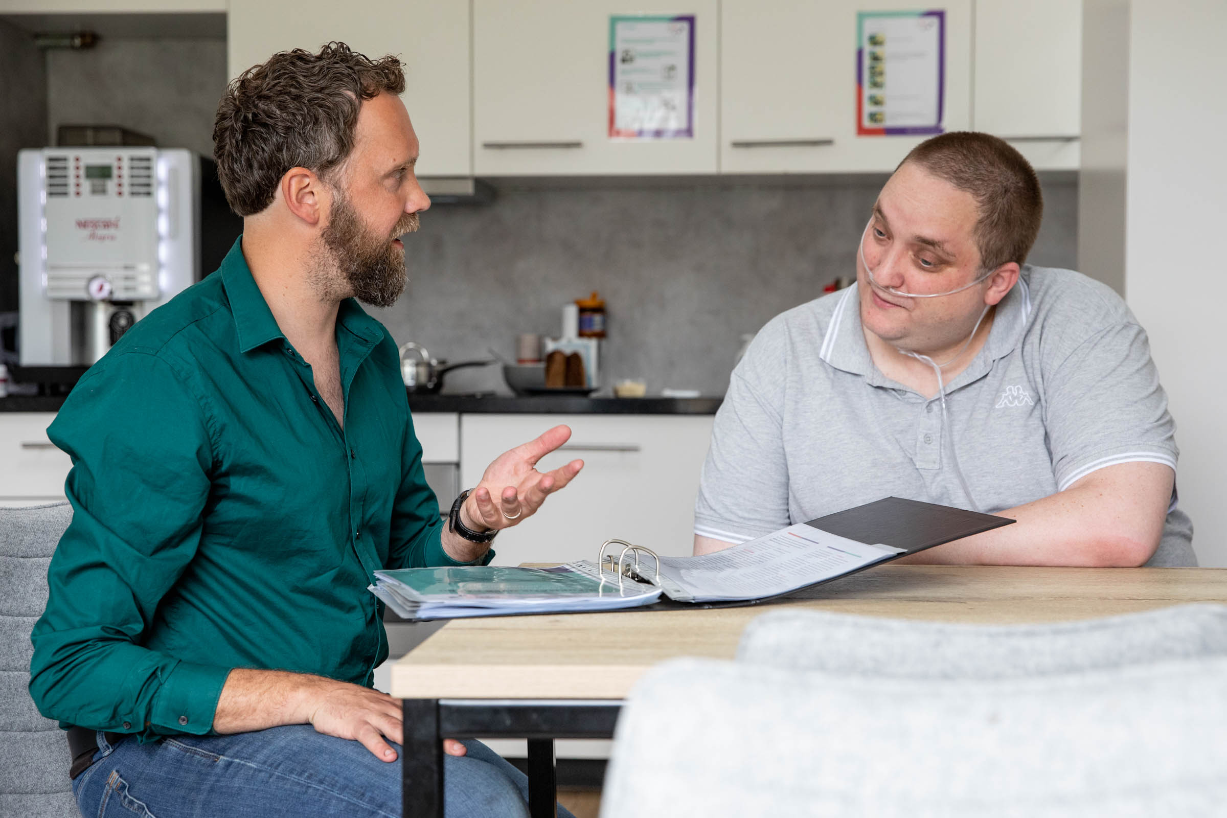 twee mannen zijn in gesprek over de administratie