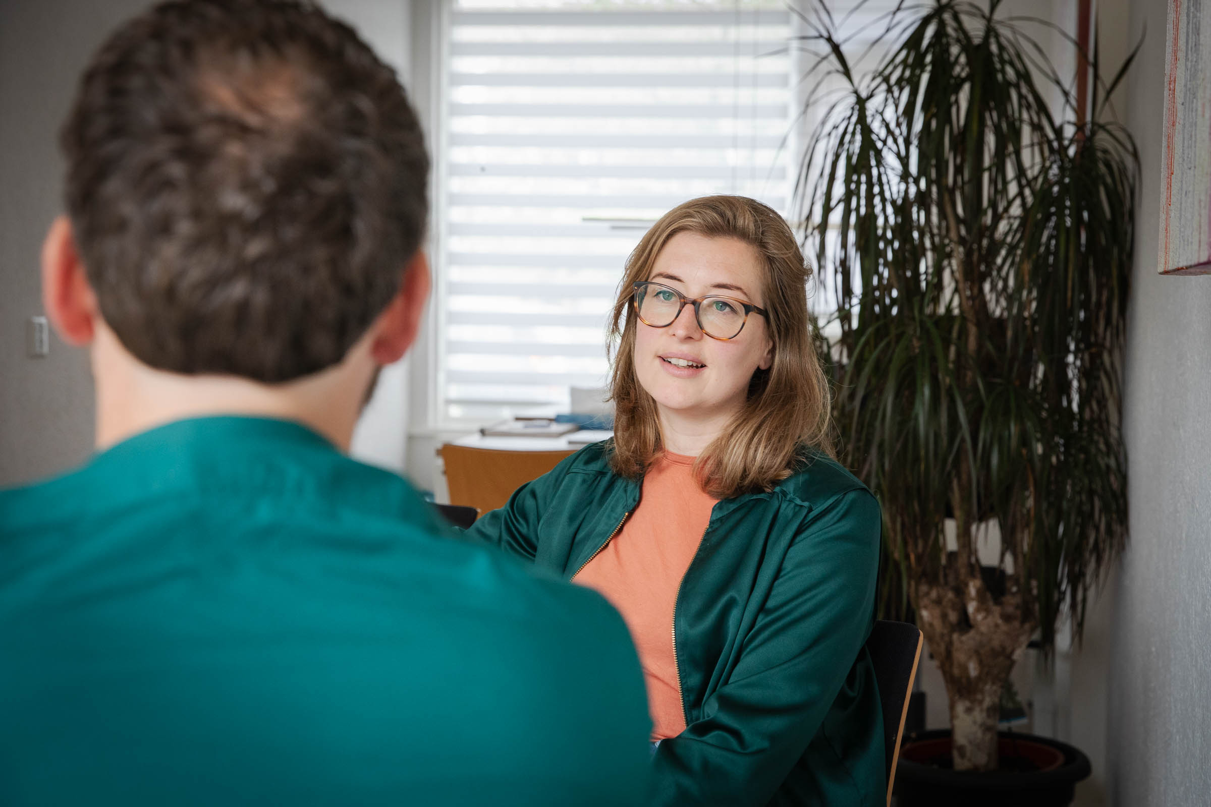 Vrouw is in gesprek met een man