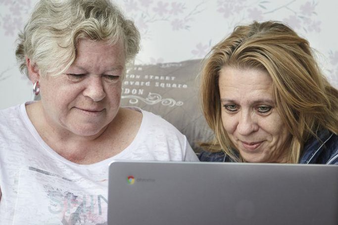 Persoonlijk begeleider en Cliënt Lister Utrecht samen achter de computer