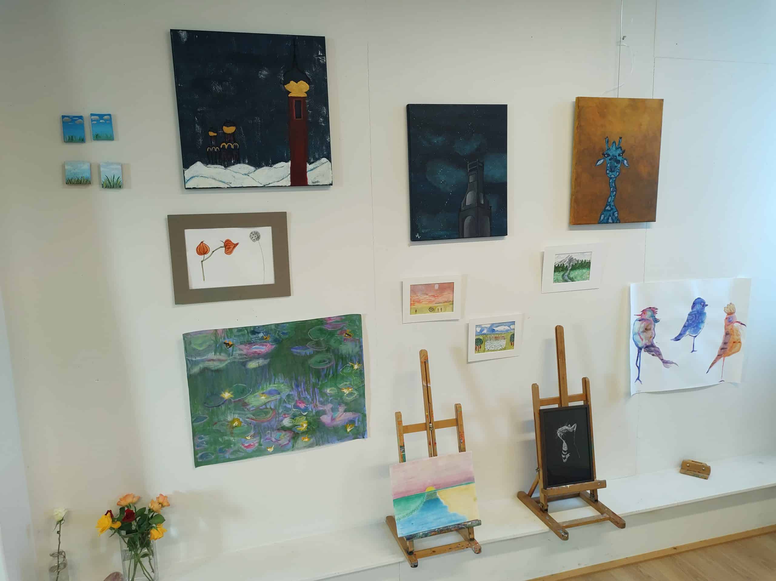Een groep verschillende schilderijen en tekeningen zijn tentoongesteld.