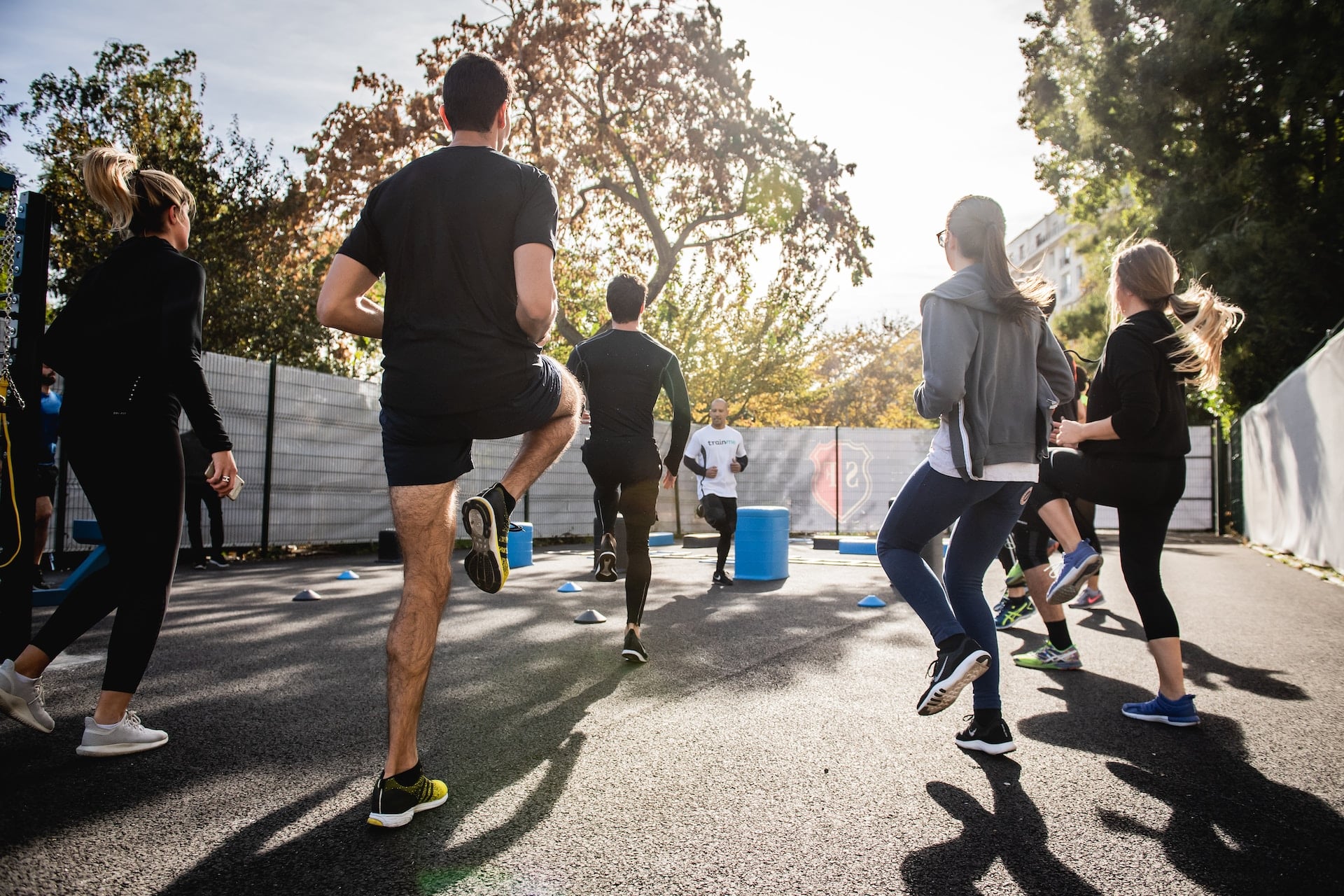 Foto van buiten sportende mensen.