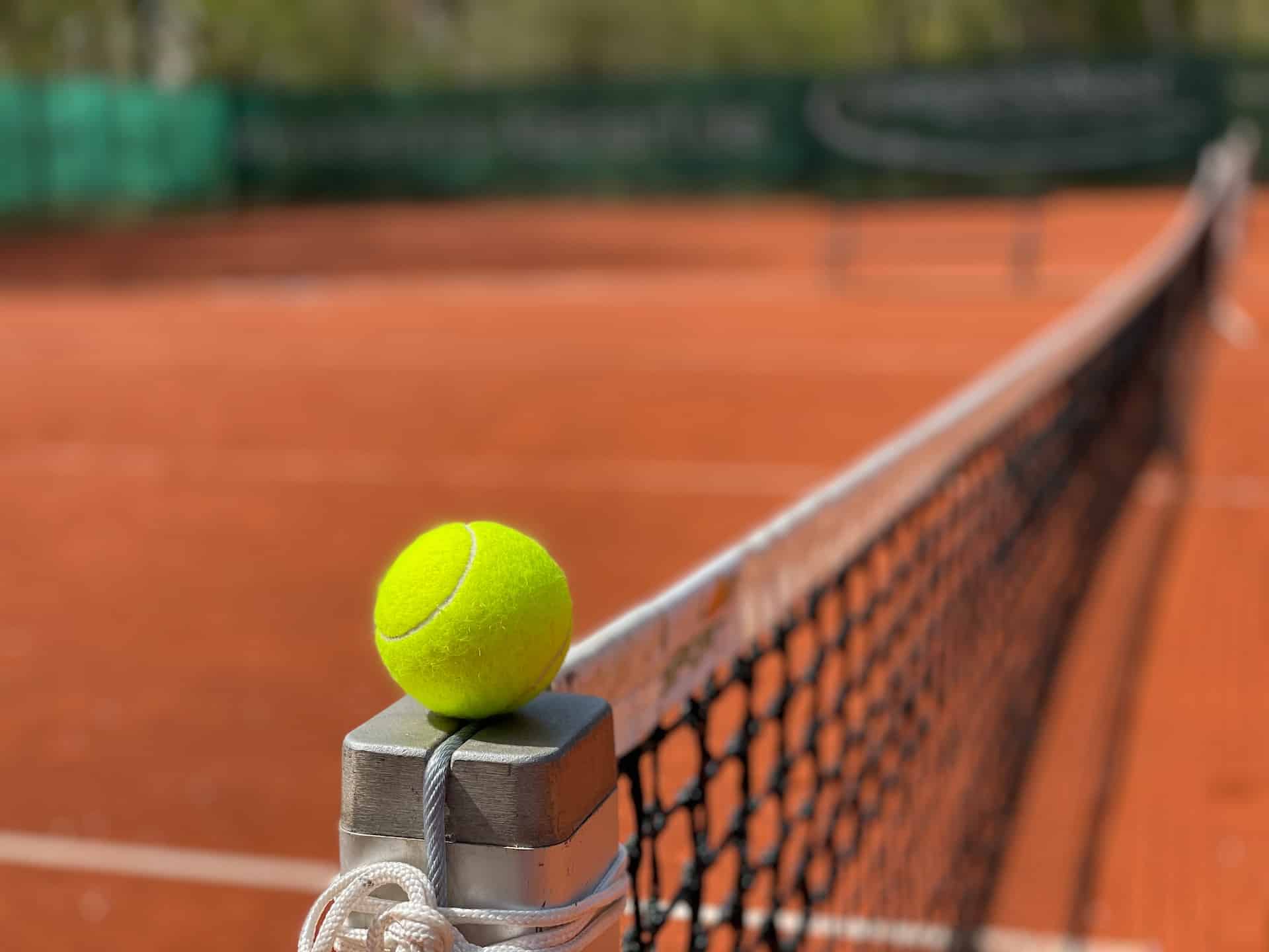 Foto van een tennisbal op een tennisbaan.