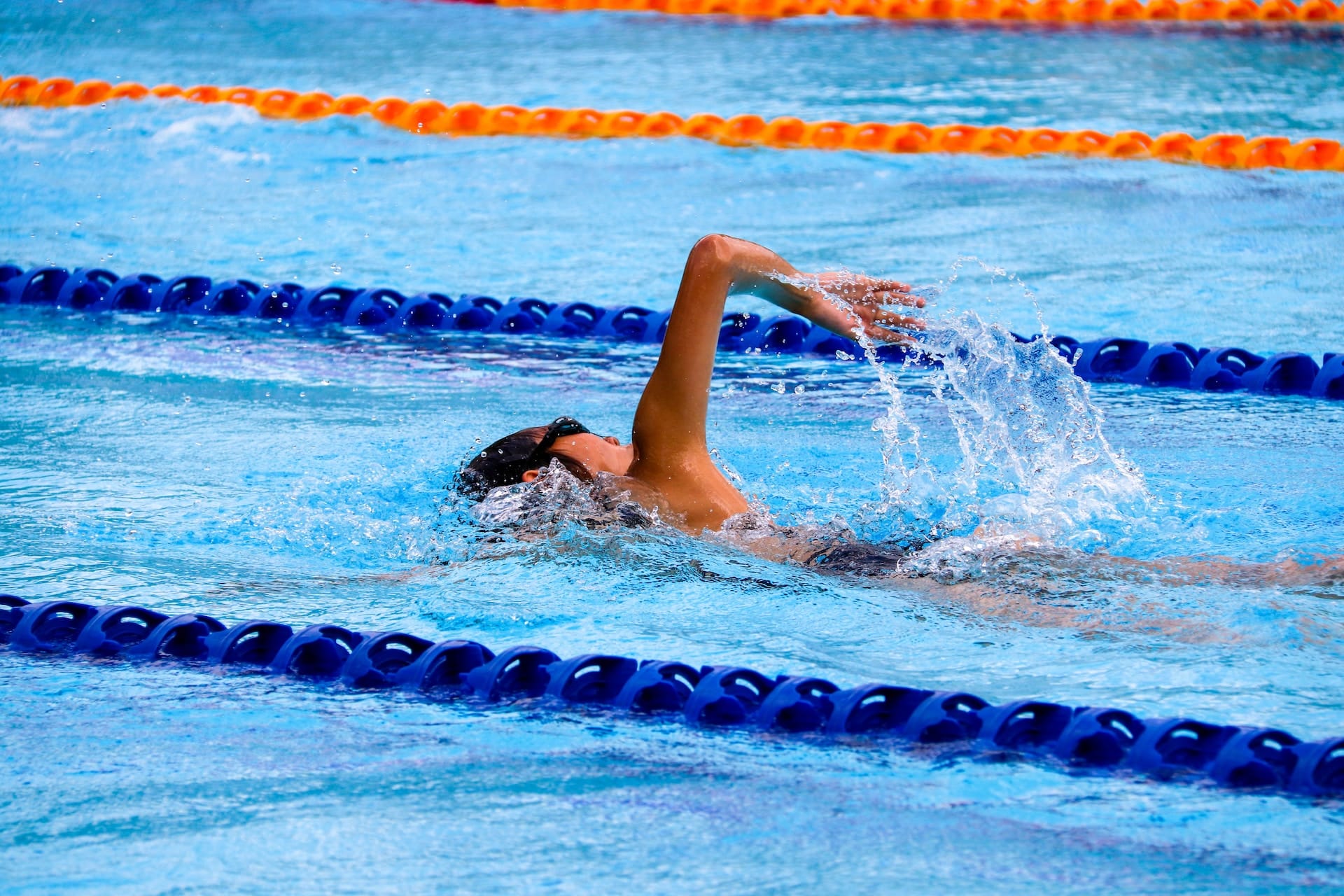 Foto van een persoon die aan het zwemmen is.