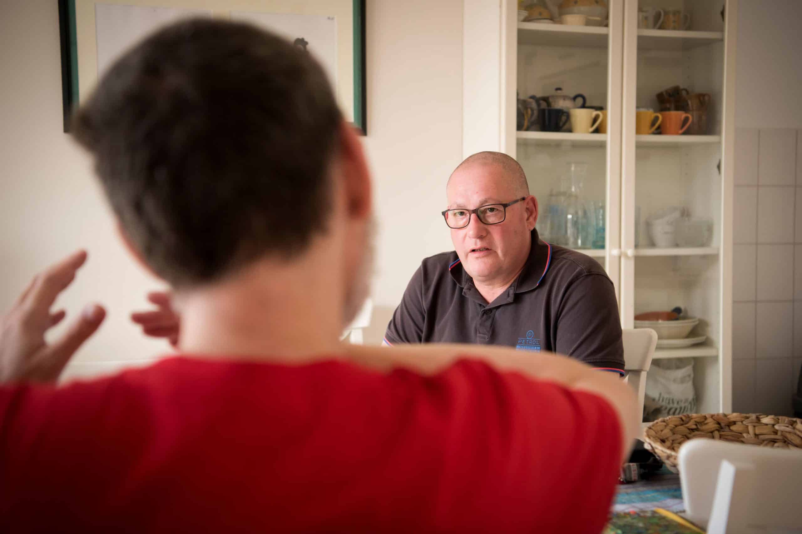 Twee mannen in gesprek