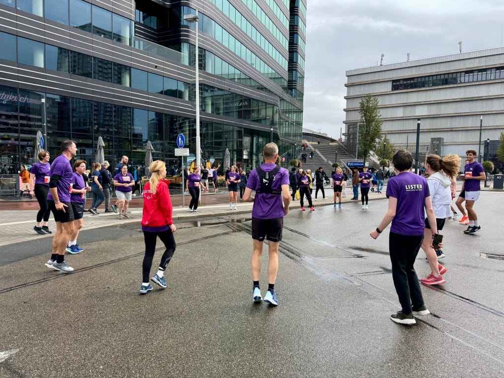 groep Lister-deelnemers lopen de Singelloop Utrecht